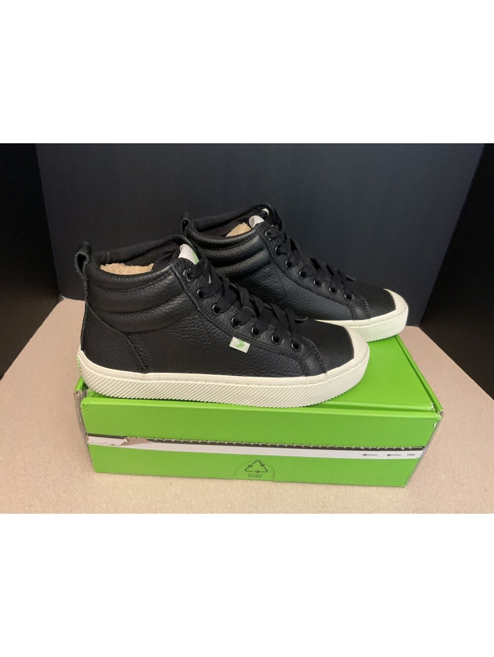 New! Womens Cariuma OCA High Black Premium Leather Sneakers/Shoes. Size 8. Nice!